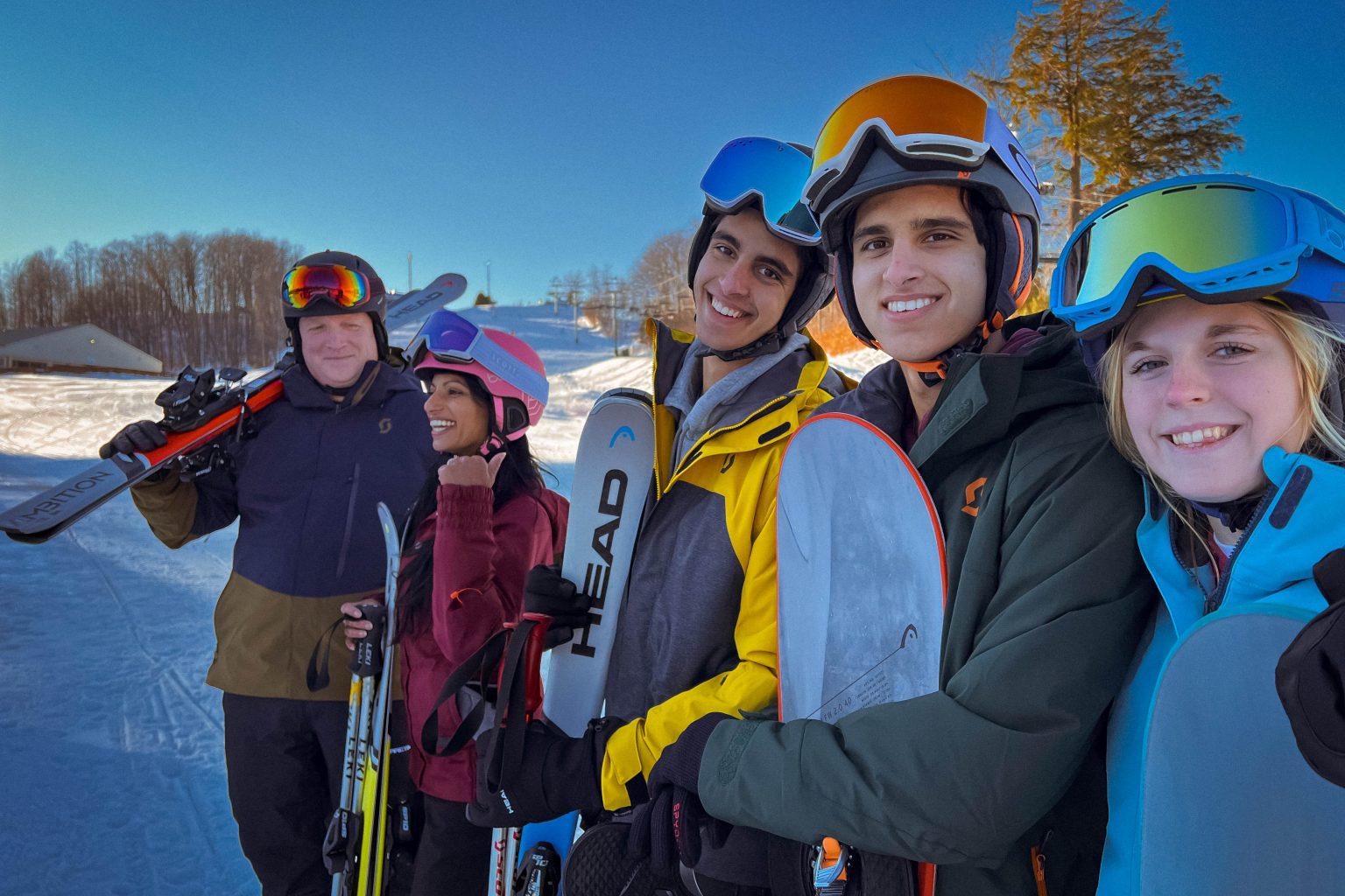 crop_skiing-family